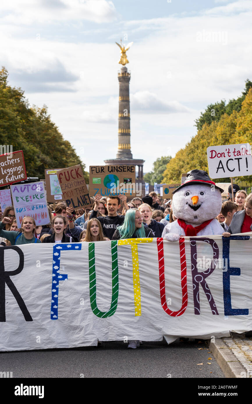 Berlin, Allemagne 20/09/2019 Les jeunes à prendre les rues d'une grève pour protester contre le changement climatique mondial. Vendredi pour les futures manifestation à Berlin. Banque D'Images