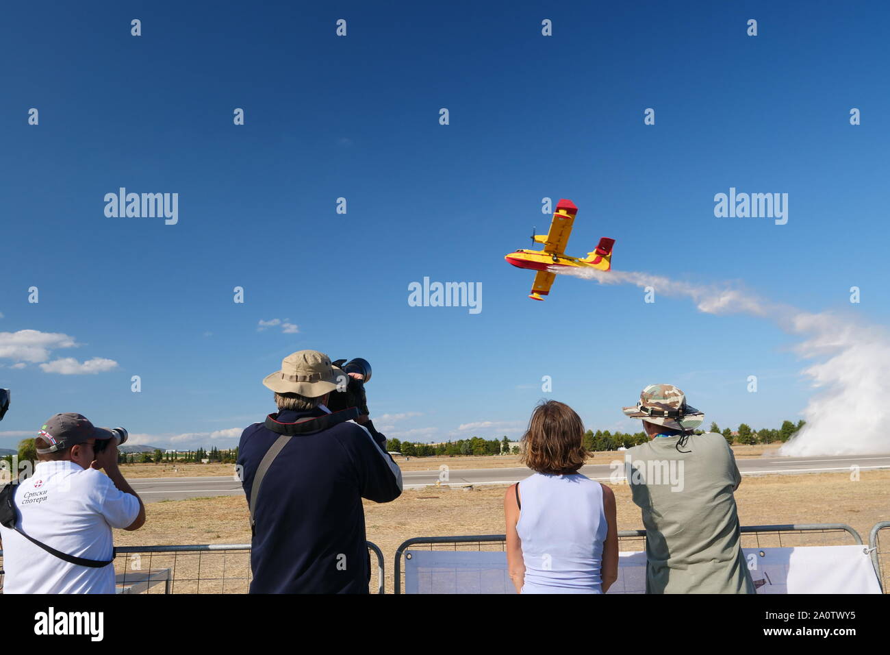 Athènes, Grèce. Sep 21, 2019. Spectateurs regarder un avion CL-415 en goutte d'eau à la démonstration de la Base Aérienne de Tanagra, au nord d'Athènes, Grèce, le 21 septembre, 2019. Plus grand spectacle aérien de la Grèce, Athènes la semaine de vol (AFW) Tanagra International Air Show 2019, a décollé samedi pour sa 8e année consécutive à la base aérienne de Tanagra, environ 70 kilomètres au nord-ouest d'Athènes. Crédit : Li Xiaopeng/Xinhua/Alamy Live News Banque D'Images