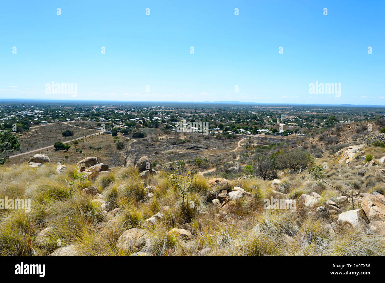 Vue sur la ville rurale de Charters Towers, vu de Towers Hill Lookout, Queensland, Queensland, Australie Banque D'Images