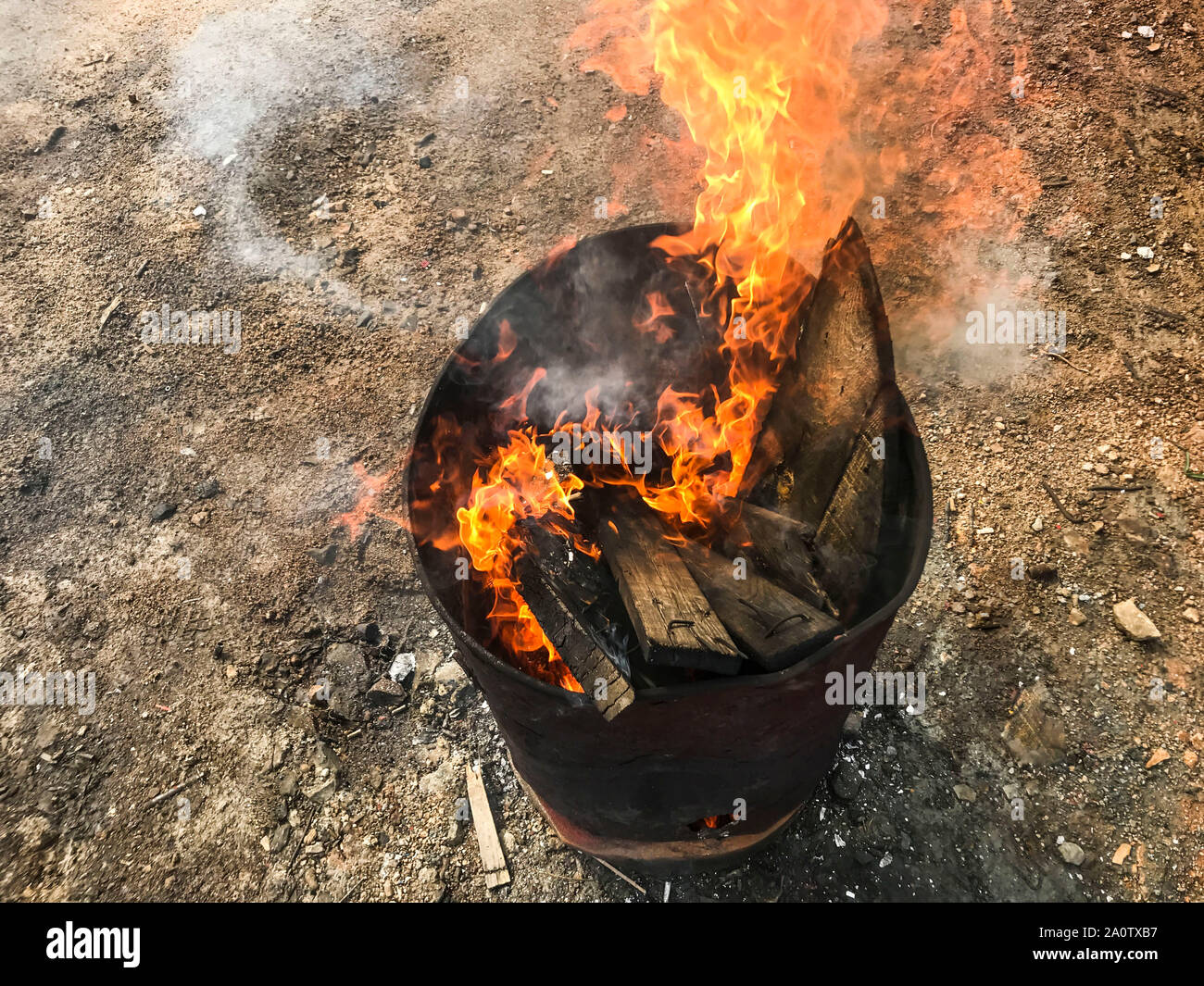 La combustion du bois de feu dans le baril de pétrole dans l'industrie  Photo Stock - Alamy