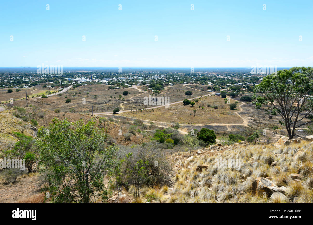 Vue sur la ville rurale de Charters Towers, vu de Towers Hill Lookout, Queensland, Queensland, Australie Banque D'Images