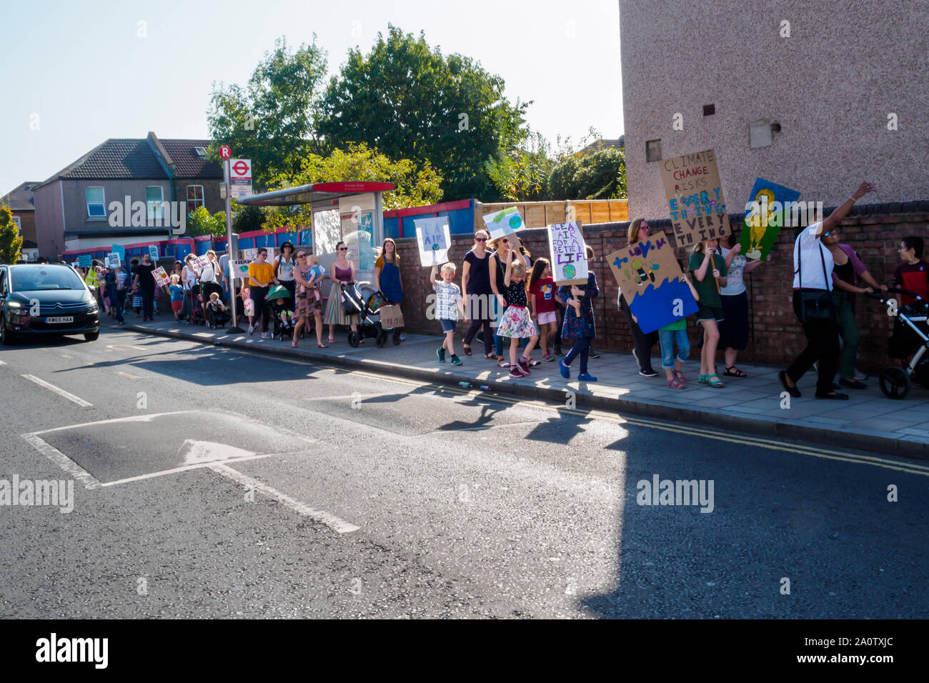 Londres, Royaume-Uni. 21 septembre 2019. Les familles et les enfants à partir de mars la bibliothèque Corbett à South Circular Road à un rassemblement à Catford. L'air propre pour prendre conseil de Lewisham demande Catford plus audacieuse et plus rapidement des mesures pour réduire la pollution atmosphérique, en particulier autour des écoles. Le trafic lourd continue le long de la circulaire est en grande partie responsable. À travers Londres deux millions de personnes, dont 400 000 enfants vivent dans des zones avec des niveaux élevés de pollution, causant près de 10 000 décès par an dans la ville. Peter Marshall/Alamy Live News Banque D'Images