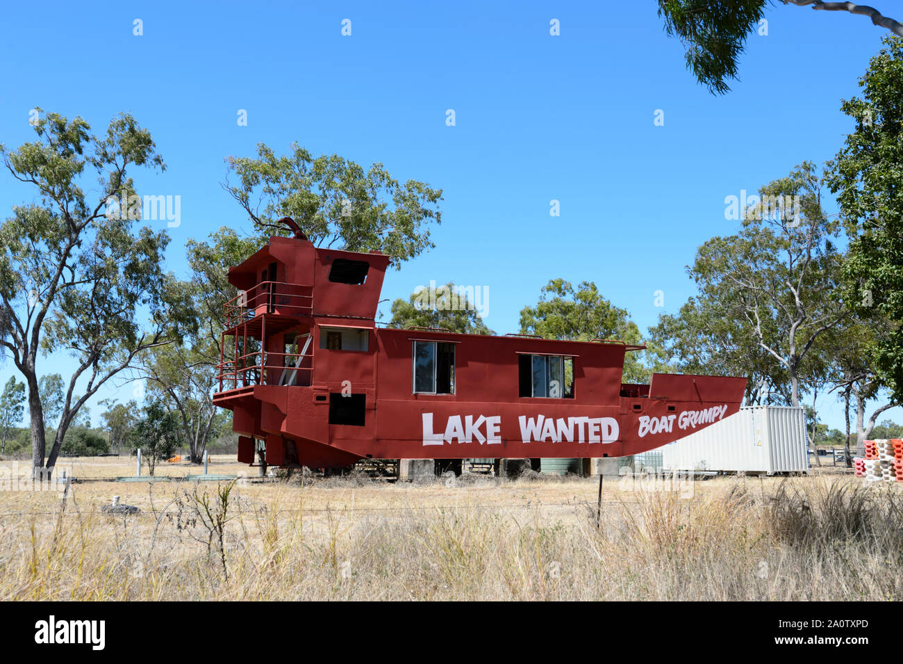 Vieux bateau rouge multibrins avec humour une inscription, près de Charters Towers, Queensland, Queensland, Australie Banque D'Images