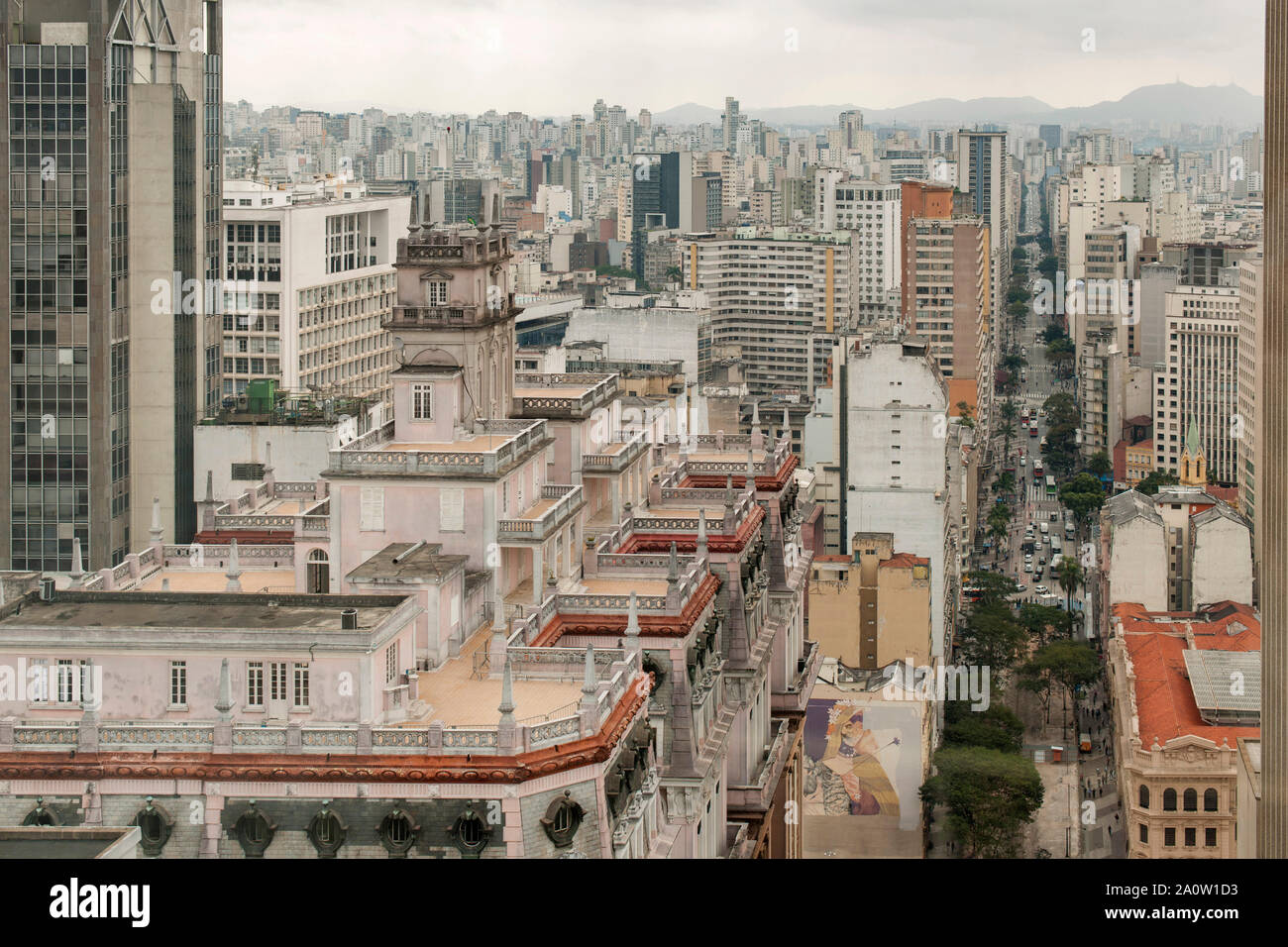 Le centre-ville de São Paulo et de l'Avenida São João vu de la terrasse d'observation de la construction de Santander Farol à São Paulo, Brésil. Banque D'Images