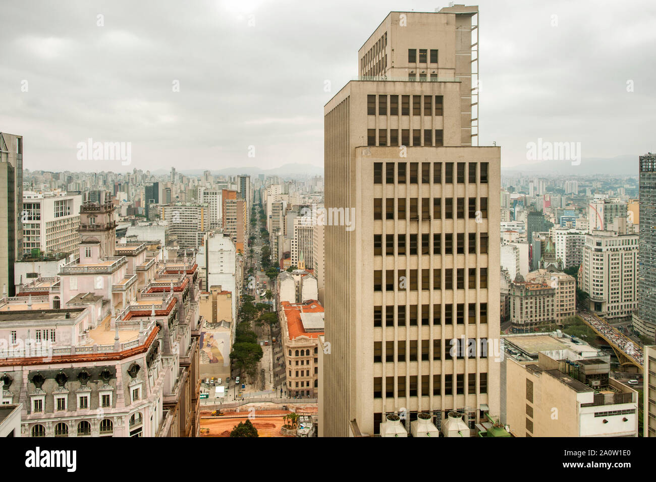 Le centre-ville de São Paulo et de l'Avenida São João vu de la terrasse d'observation de la construction de Santander Farol à São Paulo, Brésil. Banque D'Images