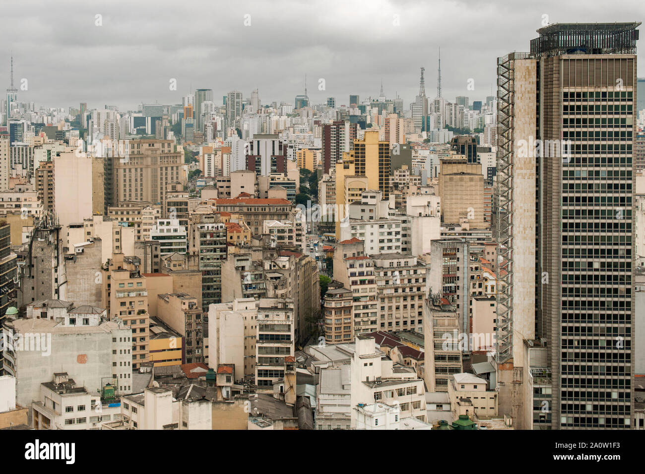 Le centre-ville de São Paulo vu de la terrasse d'observation de la construction de Santander Farol à São Paulo, Brésil. Banque D'Images