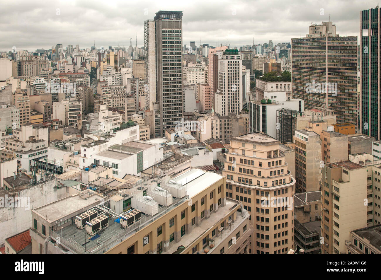 Le centre-ville de São Paulo vu de la terrasse d'observation de la construction de Santander Farol à São Paulo, Brésil. Banque D'Images