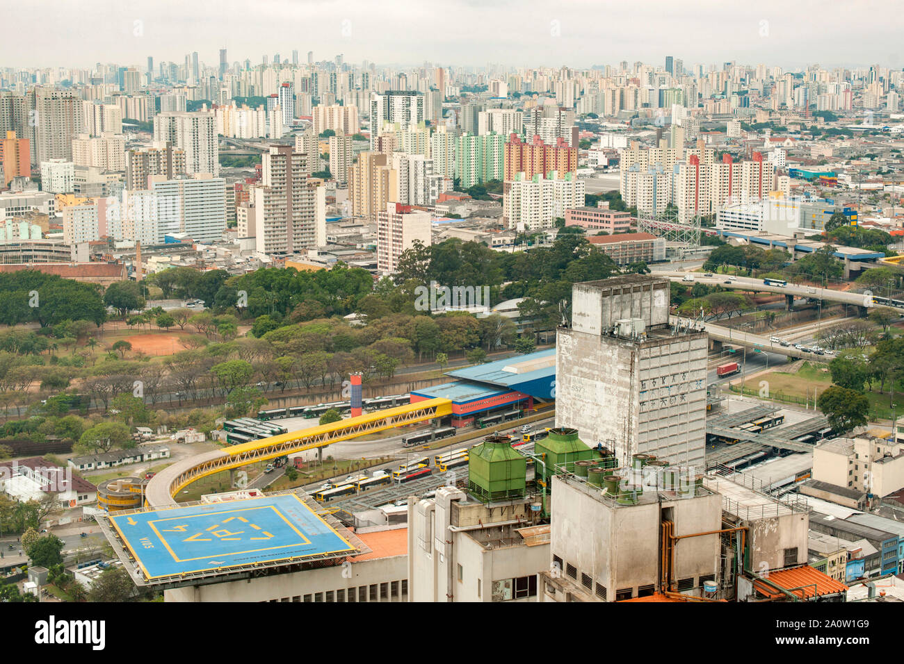 São Paulo vu de la terrasse d'observation de la construction de Santander Farol à São Paulo, Brésil. Banque D'Images