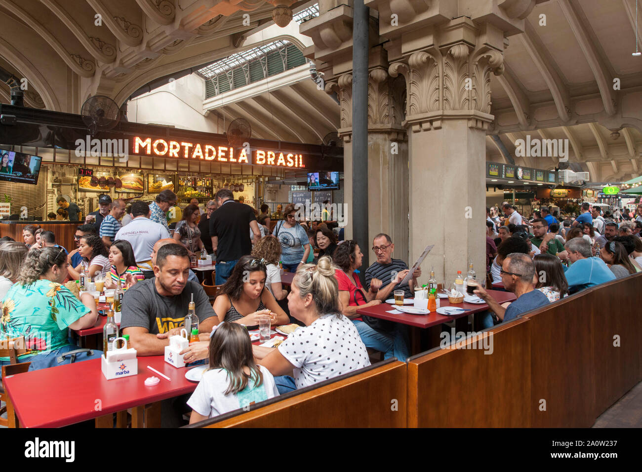 Les gens de manger dans un restaurant dans le marché municipal de São Paulo, à São Paulo, Brésil. Banque D'Images
