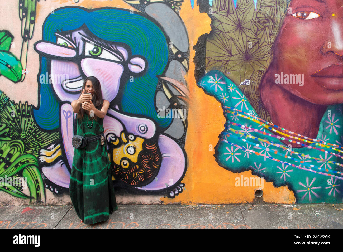 Posant pour une femme dans l'selfies quartier Vila Madalena de São Paulo, Brésil. Banque D'Images