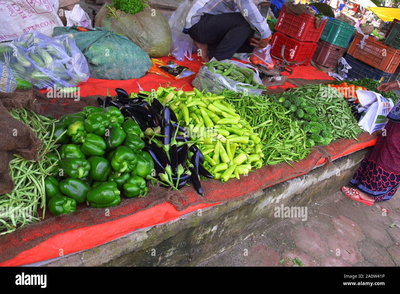 Divers de légumes au marché de rue en Inde Banque D'Images