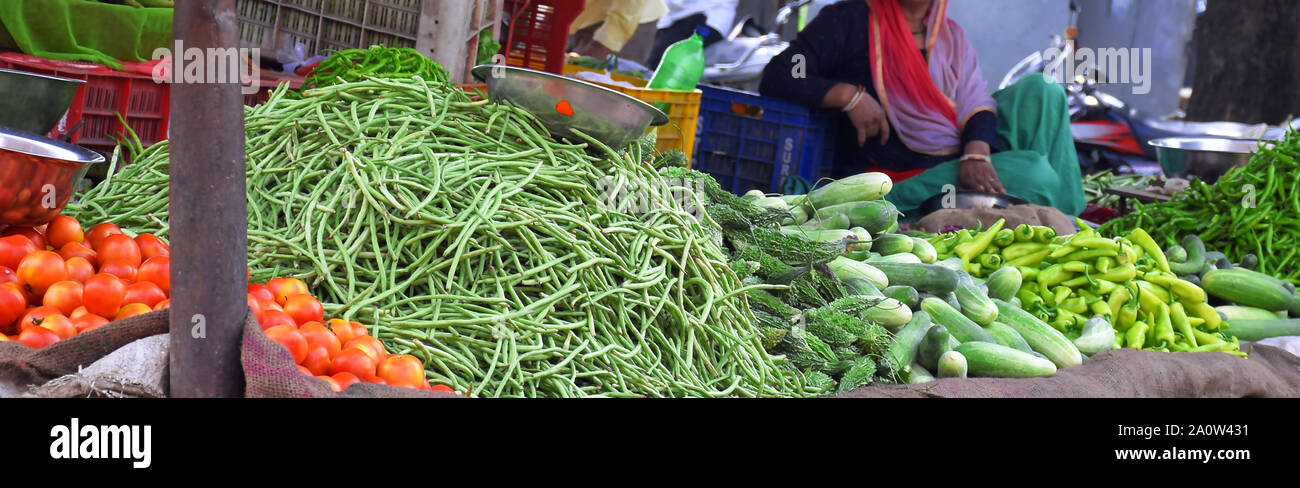 Divers de légumes au marché de rue en Inde Banque D'Images