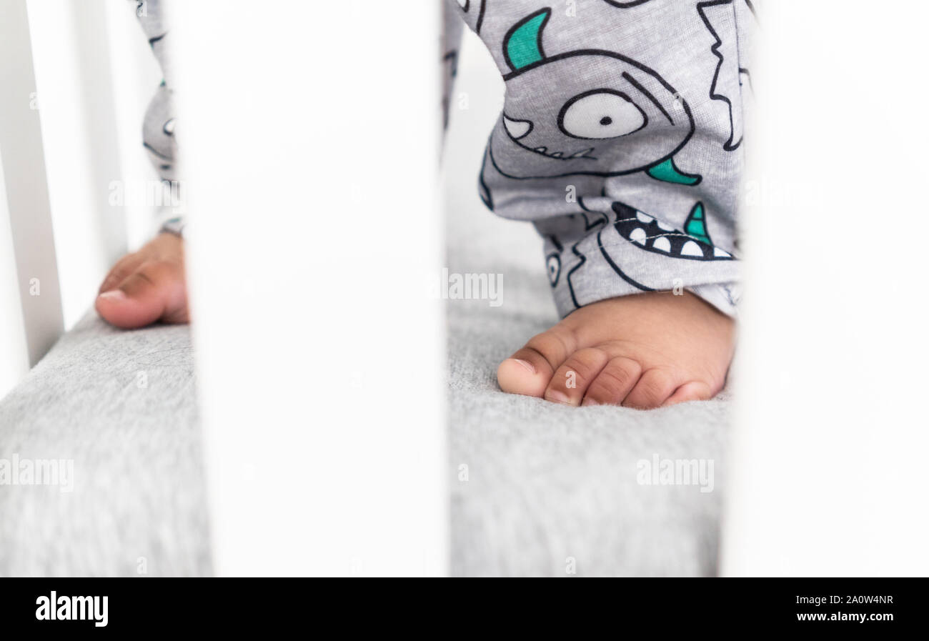 Close Up De Pieds Du Bebe En Position Debout Jusqu A La Creche Porter Une Jolie Paire De Pantalon Dans Une Pepiniere Moderne Et Minimaliste Lumineux Chambre A Coucher Photo Stock Alamy Close Up De Pieds Du Bebe En Position Debout Jusqu A La Creche Porter Une Jolie Paire De Pantalon Dans Une Pepiniere Moderne Et Minimaliste Lumineux Chambre A Coucher Photo Stock Alamy