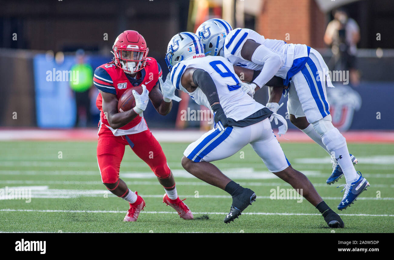 Lynchburg, VA, USA. Sep 21, 2019. La liberté flammes receveur DJ Stubbs (5) travaux pour obtenir autour de l'hôtel Hampton défense au cours de l'action entre la NCAA football Hampton de pirates et les flammes de la liberté à Williams Stadium à Lynchburg, VA. Jonathan Huff/CSM/Alamy Live News Banque D'Images