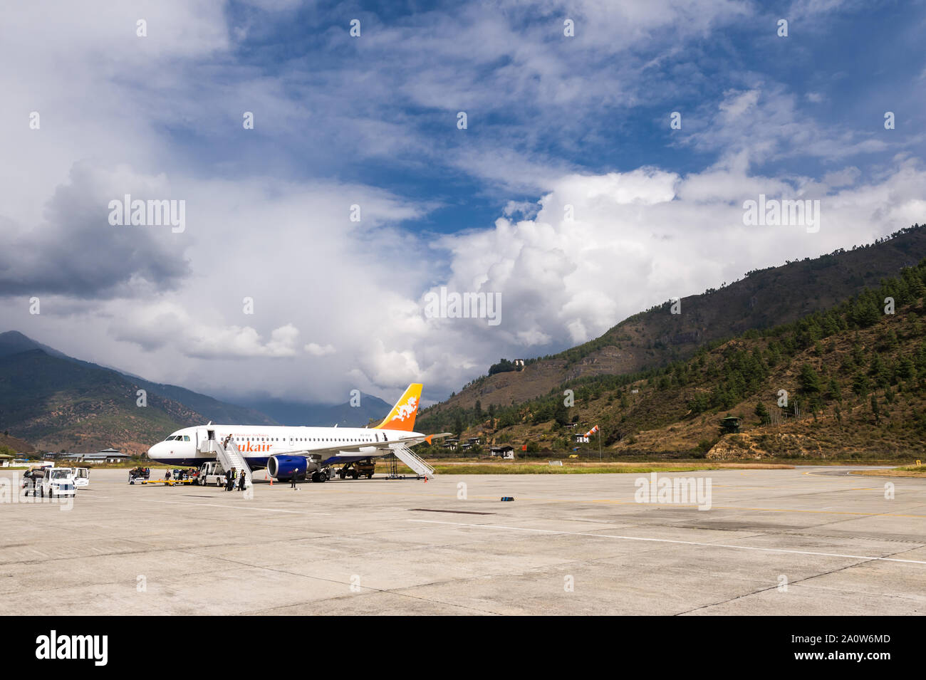 Paro, Bhoutan, 01 Novembre 2011 : DrukAir Airlines à l'aéroport de Paro. Banque D'Images