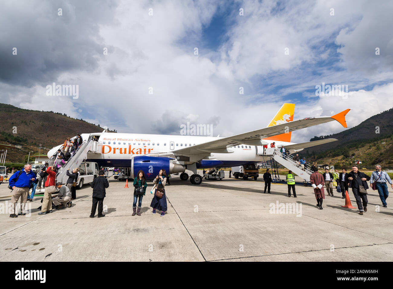 Paro, Bhoutan, 01 Novembre 2011 : DrukAir airlines et les touristes à l'aéroport de Paro. Banque D'Images