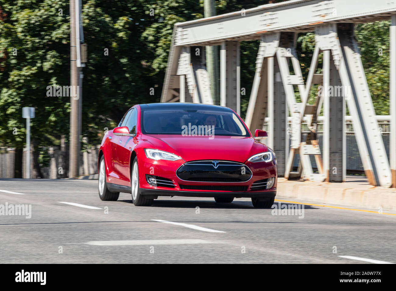 Tesla Model S crossing bridge. Banque D'Images