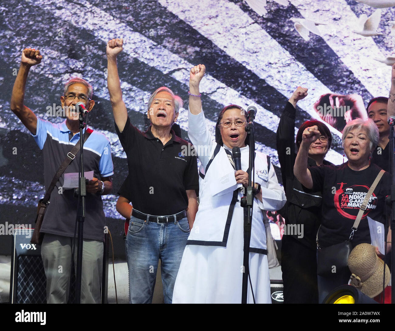 Manille, Philippines. 5e Jan, 2019. Le chant des manifestants des slogans pendant la manifestation.Des milliers de jeunes et d'étudiants mènent un large rassemblement multisectoriel à la tribune Quirino de Manille à la veille du 47e anniversaire de la commémoration de la déclaration de la loi martiale par le dictateur déchu Marcos. Divers groupes de la dictature du président Duterte. Credit : Josefiel Rivera SOPA/Images/ZUMA/Alamy Fil Live News Banque D'Images
