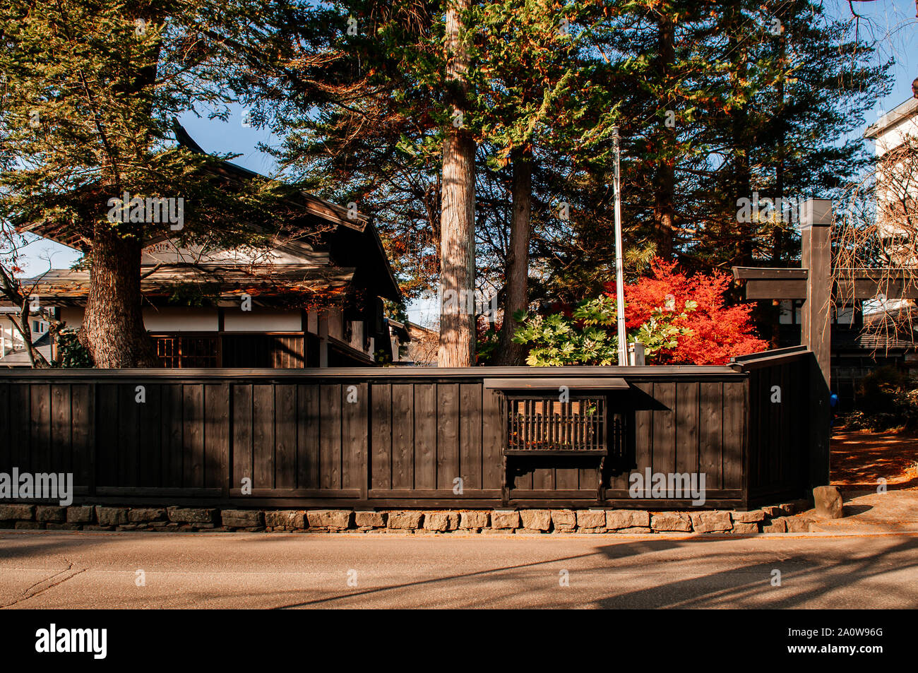 DEC 3, 2018, JAPON - Kakunodate Kakunodate ville célèbre Samouraï vieux Edo vintage maison de village clôture avec pin. Akita, région du Tohoku Banque D'Images