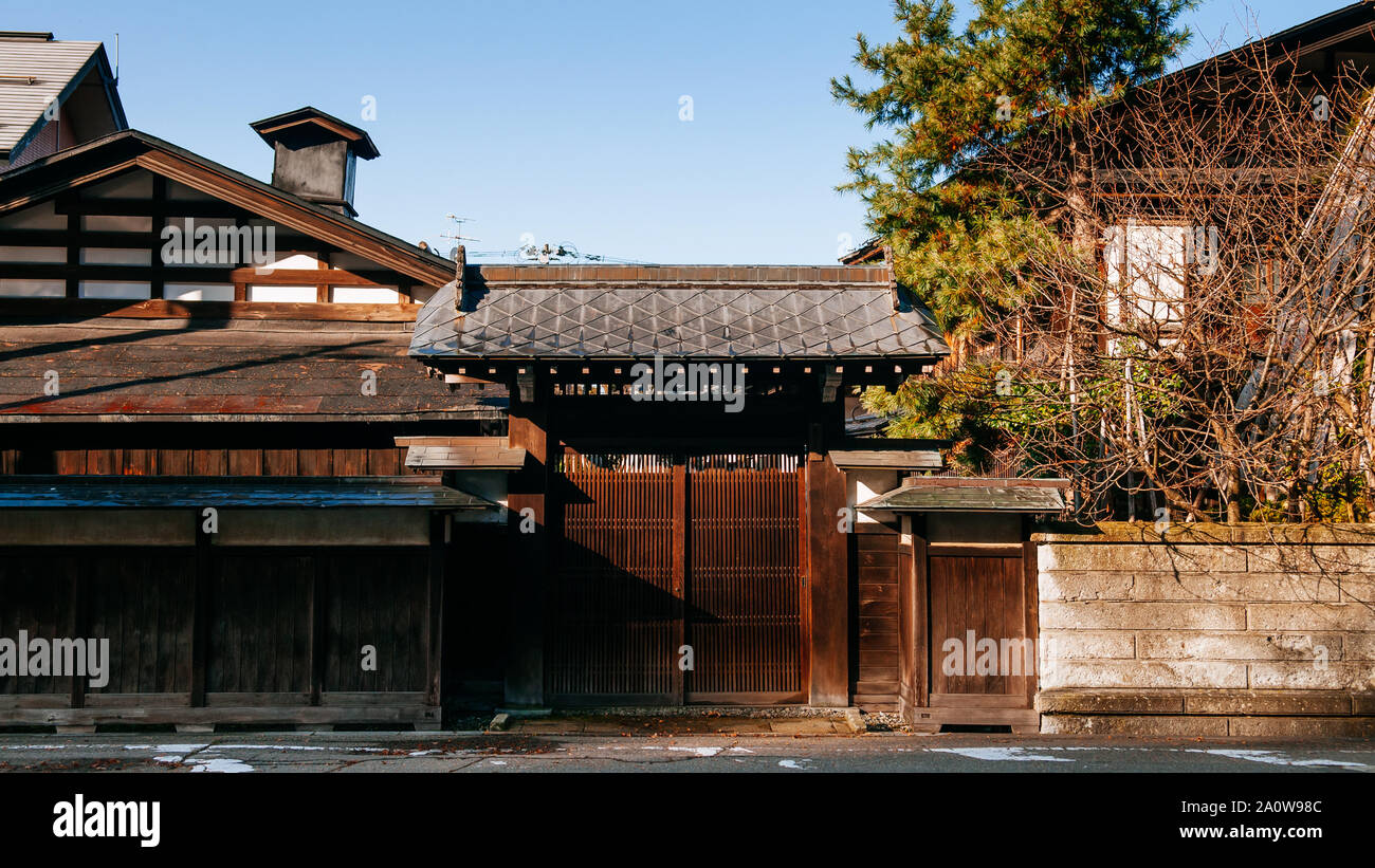 DEC 3, 2018, JAPON - Kakunodate Kakunodate ville célèbre Samouraï vieux Edo vintage maison de village gate avec pin. Akita, région du Tohoku Banque D'Images