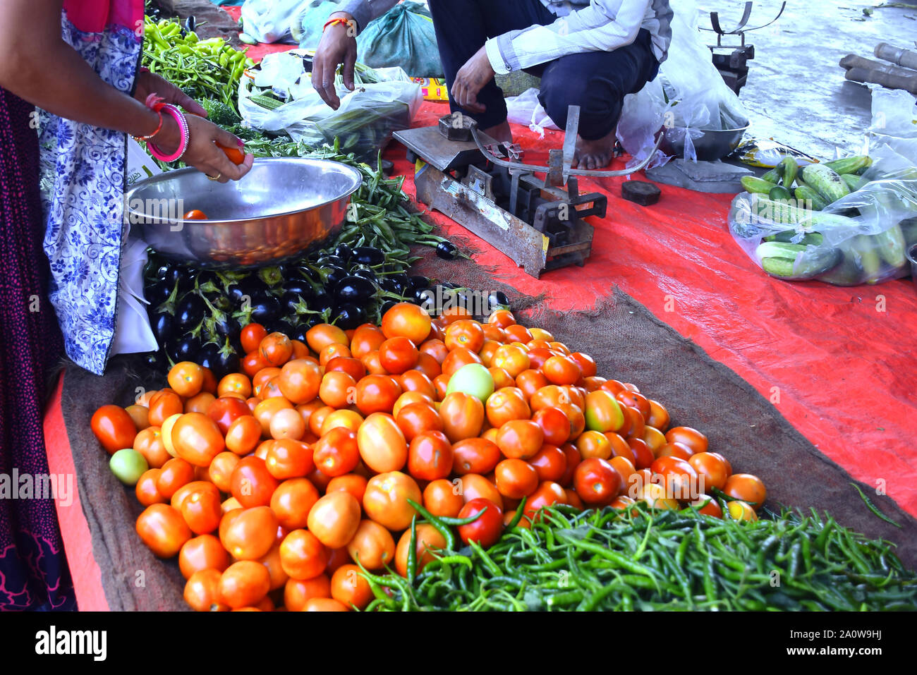 La main de femme indienne comment choisir les légumes sur un marché, photo prise en Inde Banque D'Images
