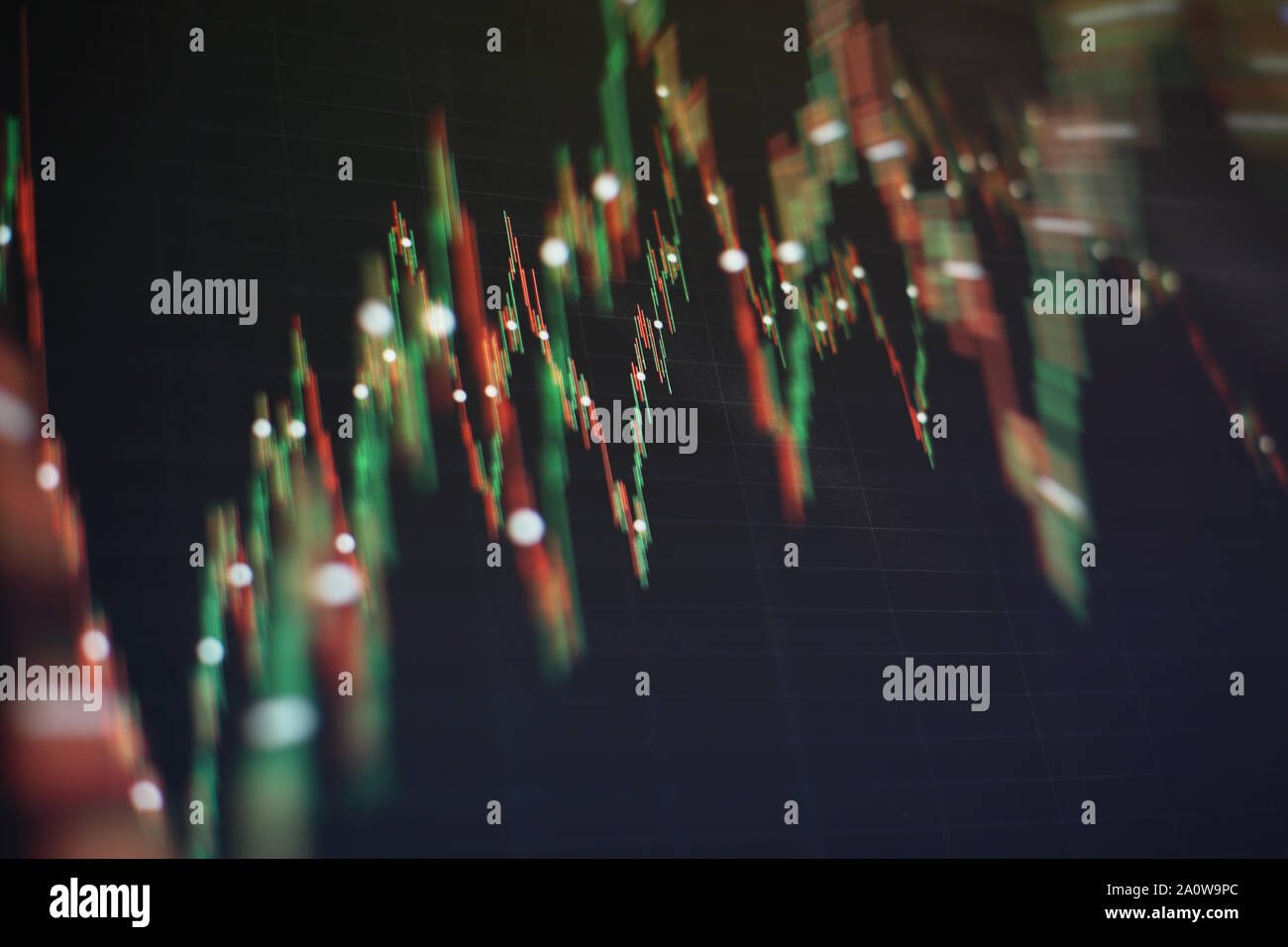 Comptabilité d'entreprise d'analyse sur les feuillets d'information. Businessman part travailler sur l'analyse de marché de l'or pour les cartes d'investissement Banque D'Images