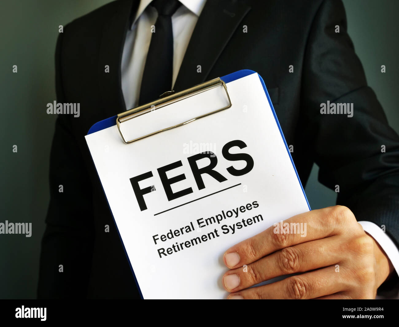 L'homme détient le régime de retraite des employés fédéraux FERS. Banque D'Images