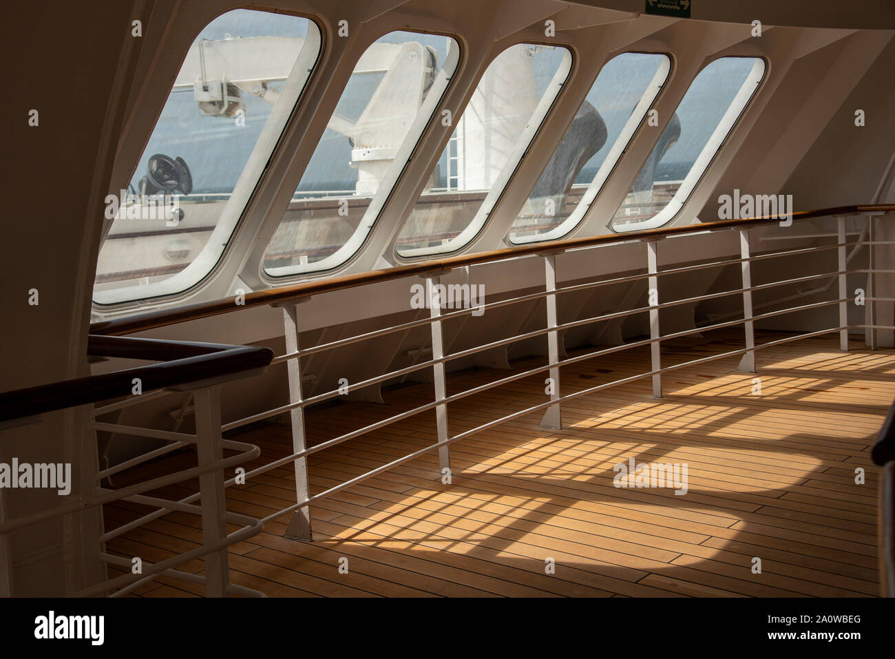 De Windows était jointe la section avant du Queen Mary 2, pont promenade cast shadows attrayant, l'hélice de rechange lames sur le gaillard d'extérieur Banque D'Images