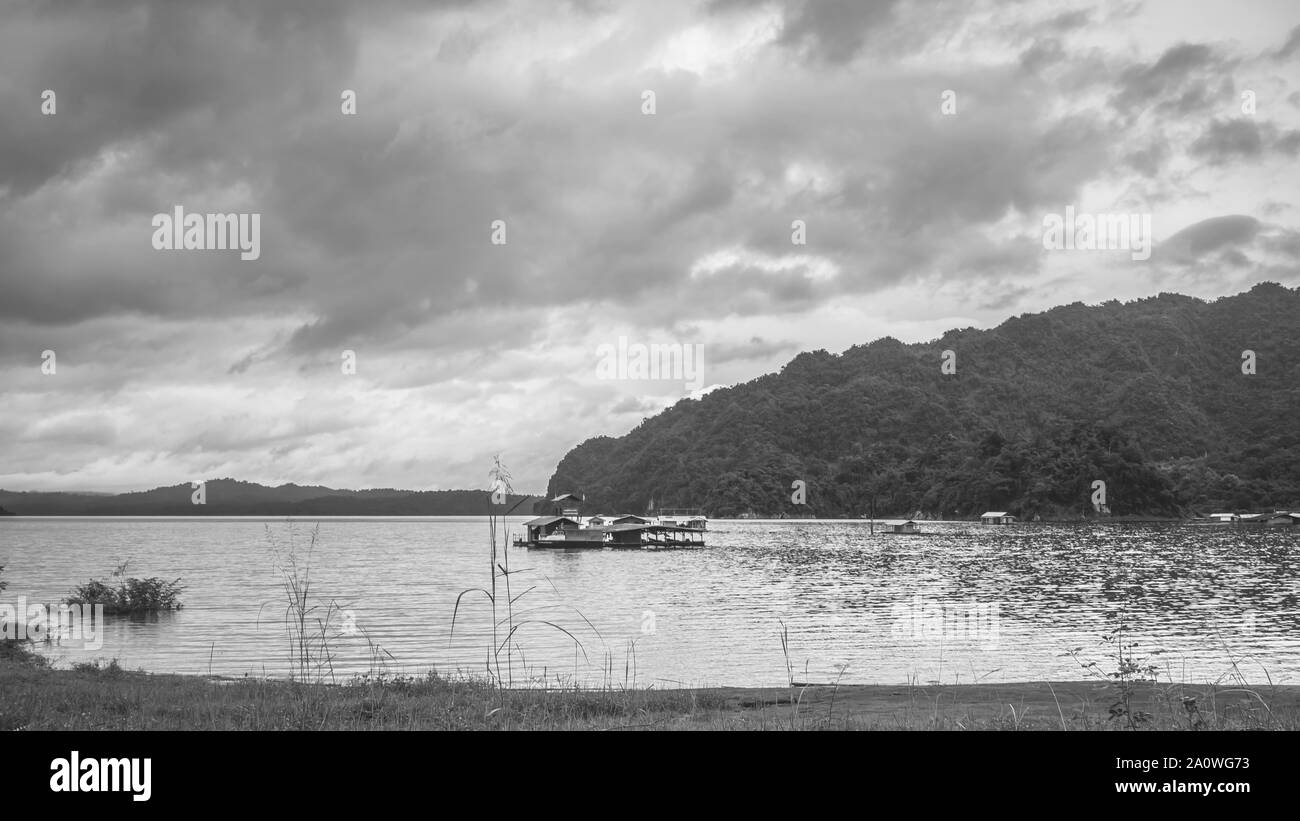 Maison de rafting sur le lac .beau paysage avec plus de brouillard sur les montagnes en arrière-plan La Thaïlande Kanchanaburi la photographie noir et blanc Banque D'Images