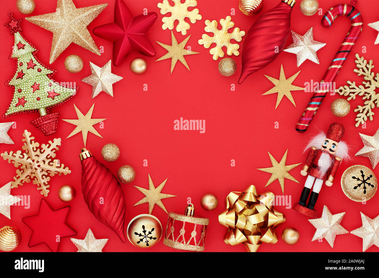 Boule de Noël décorations formant une frontière abstraite sur fond rouge avec l'exemplaire de l'espace. Carte de vœux traditionnels pour les fêtes. Banque D'Images