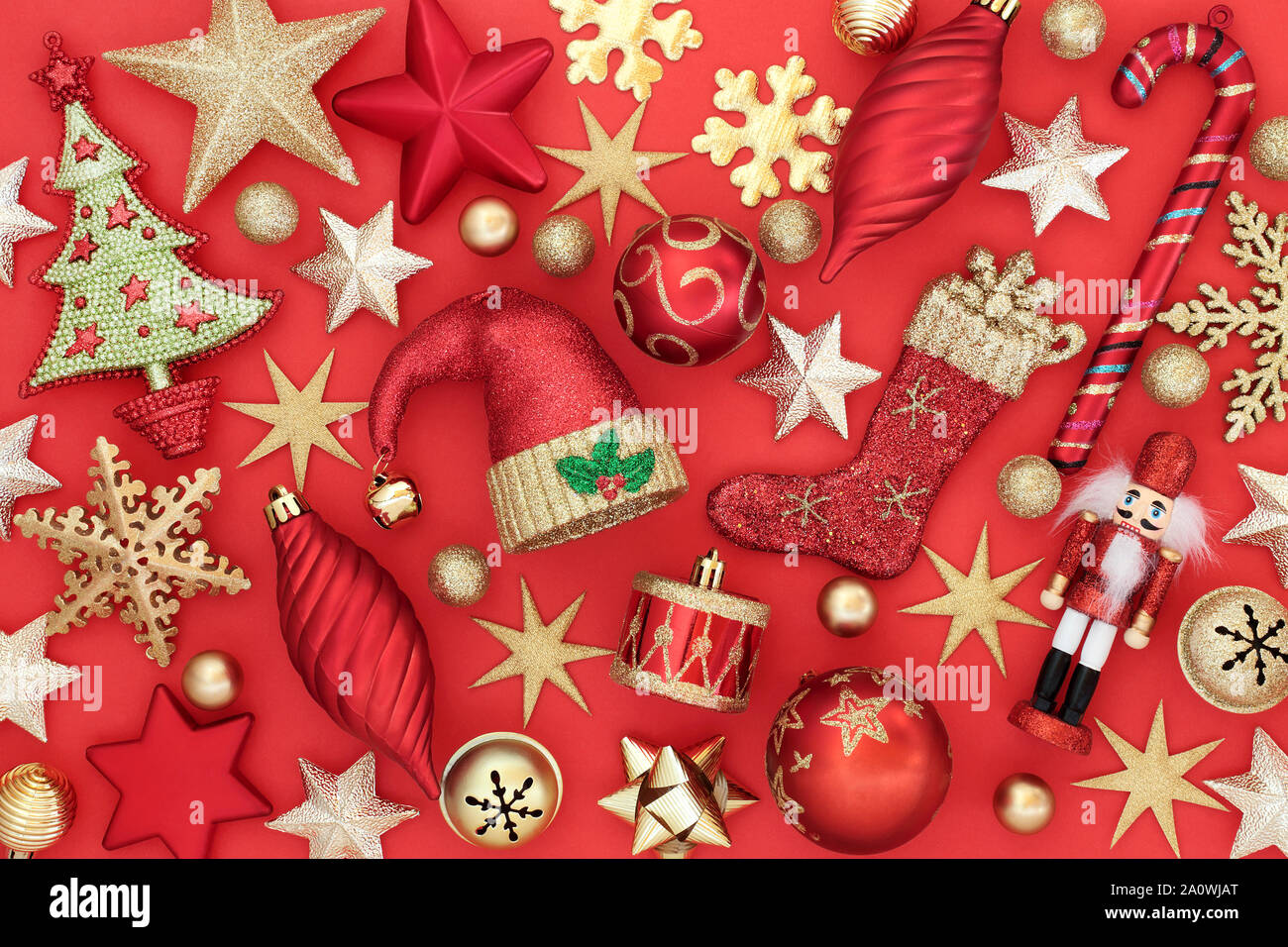 Arbre de Noël décorations babiole et symboles sur fond rouge. Carte de vœux traditionnels pour les fêtes. Banque D'Images