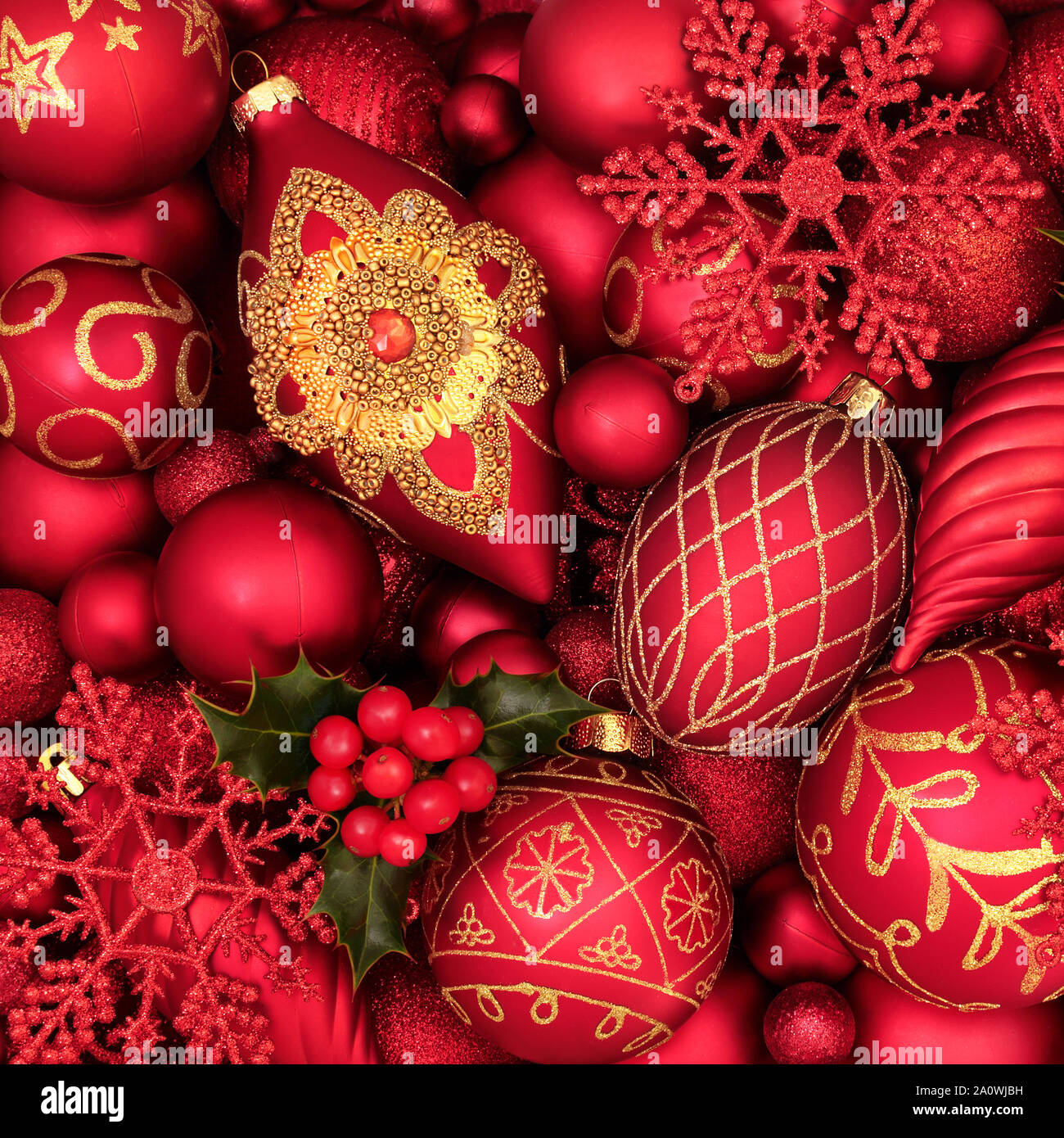 Holly et l'arbre de Noël décorations babiole formant un motif de fond. Thème Traditionnel avec des symboles pour la période des fêtes. Banque D'Images