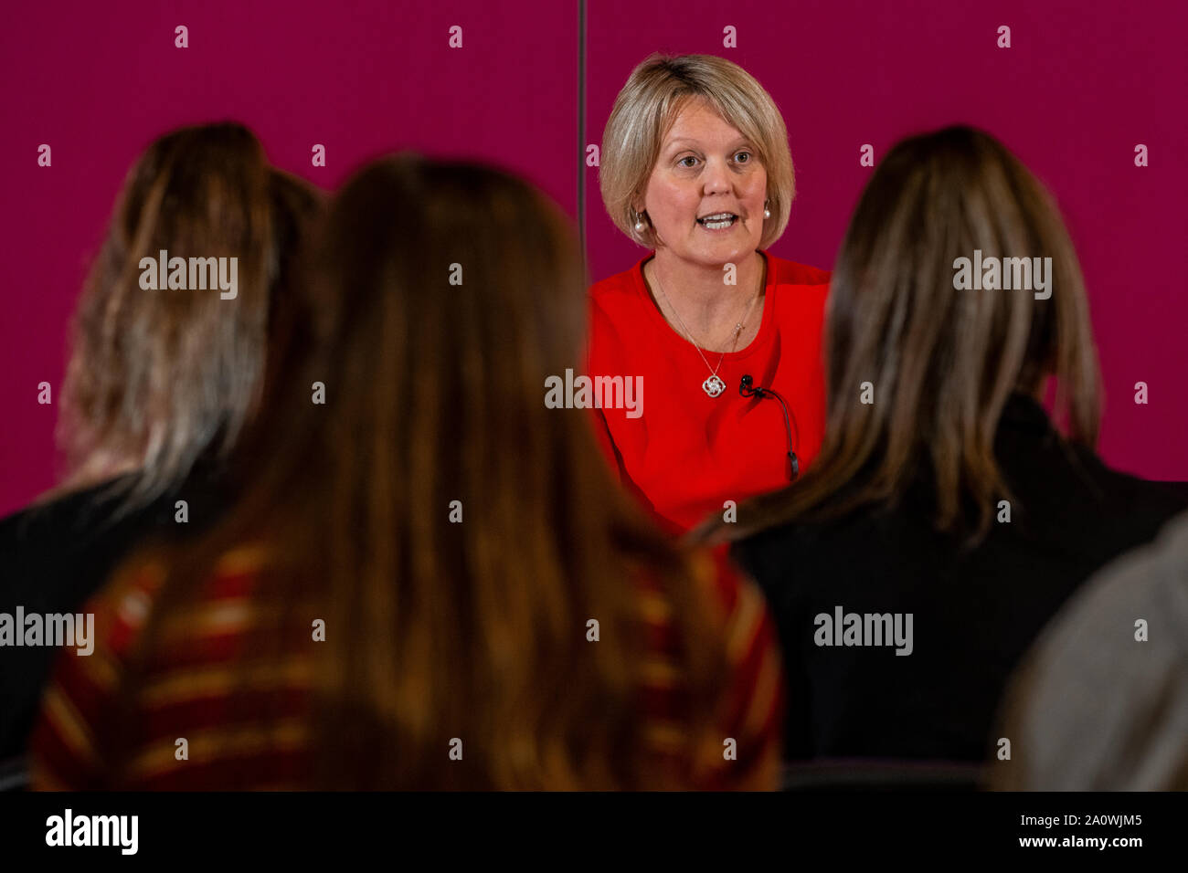 Chef de la direction de la Royal Bank of Scotland, Alison Rose. Photo parlant à un groupe d'enfants à Bristol. RBS. Banque D'Images