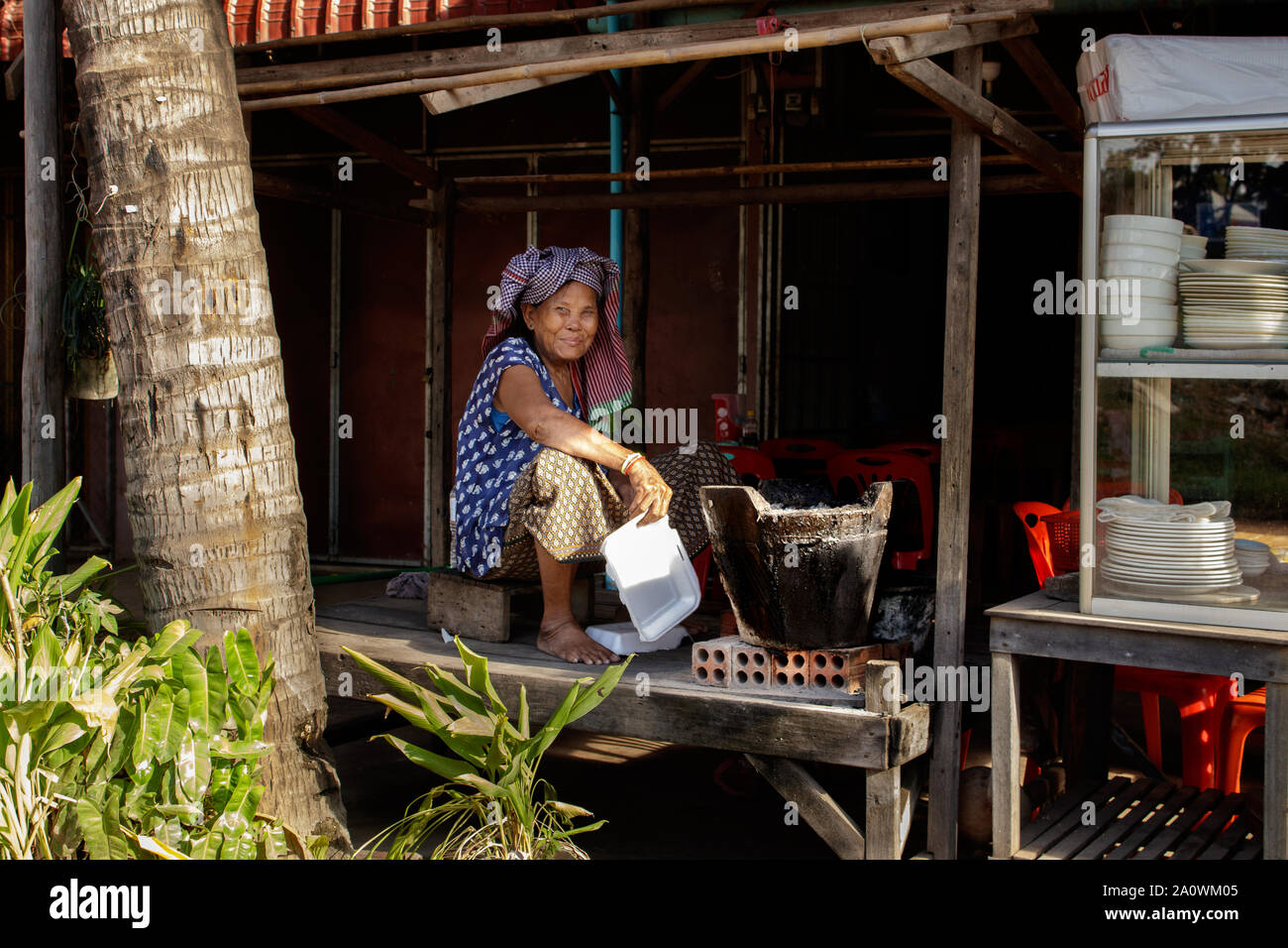 Siem Reap / Cambodge - 25 octobre 2018 : vieille femme à la cuisson des aliments sur le côté de la route au Cambodge Banque D'Images