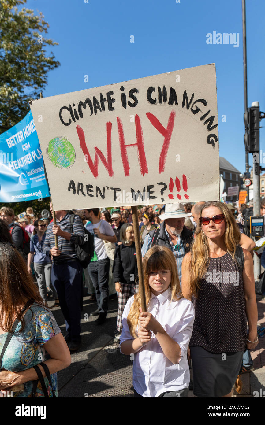 Plusieurs centaines d'élèves et adultes ont défilé dans le centre de Bristol pour exiger des mesures sur le changement climatique. Partie d'une journée d'action. Banque D'Images