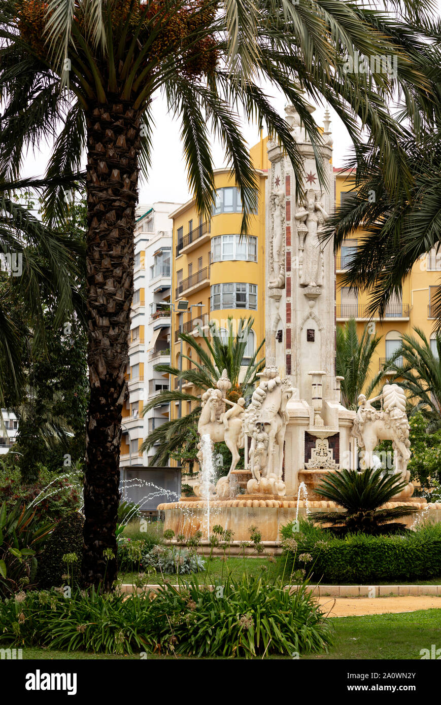 Square Luceros à Alicante avec les chevaux monument au centre et les palmiers et jardins autour d'elle Banque D'Images