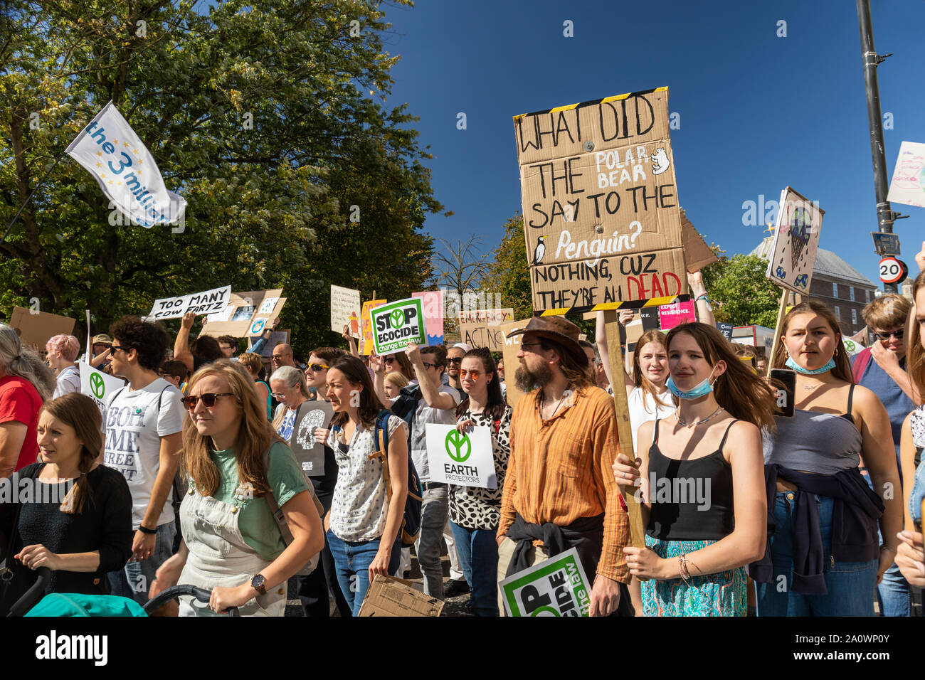 Plusieurs centaines d'élèves et adultes ont défilé dans le centre de Bristol pour exiger des mesures sur le changement climatique. Partie d'une journée d'action. Banque D'Images