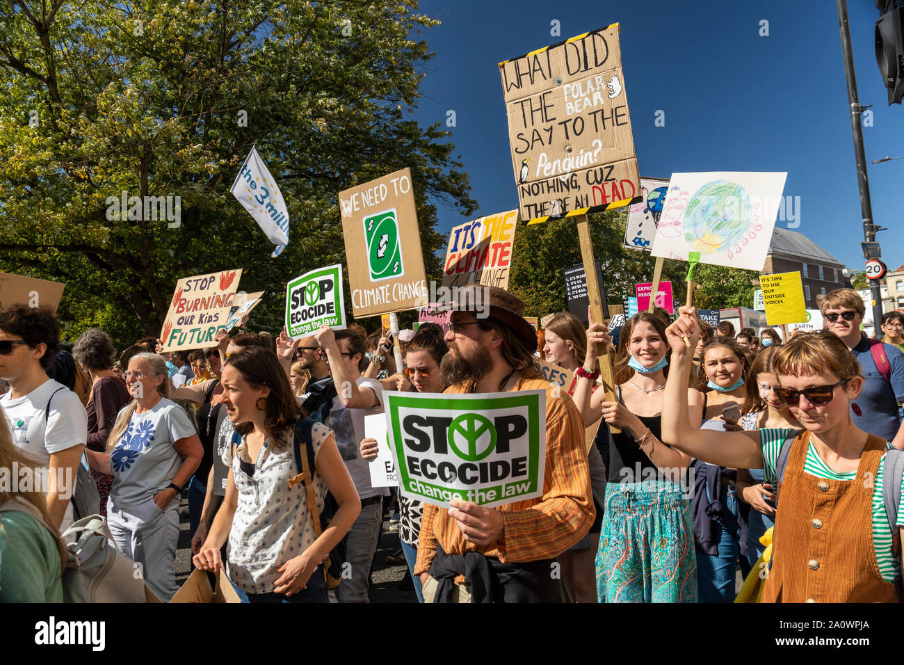 Plusieurs centaines d'élèves et adultes ont défilé dans le centre de Bristol pour exiger des mesures sur le changement climatique. Partie d'une journée d'action. Banque D'Images