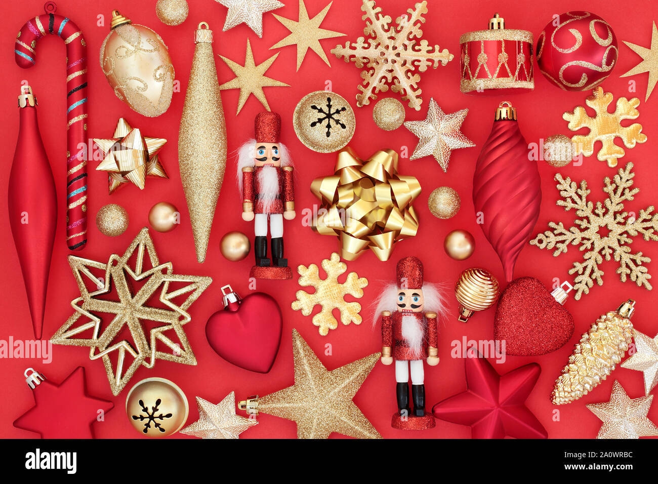 Arbre de Noël décorations babiole et symboles sur fond rouge. Carte de vœux traditionnels pour les fêtes. Banque D'Images