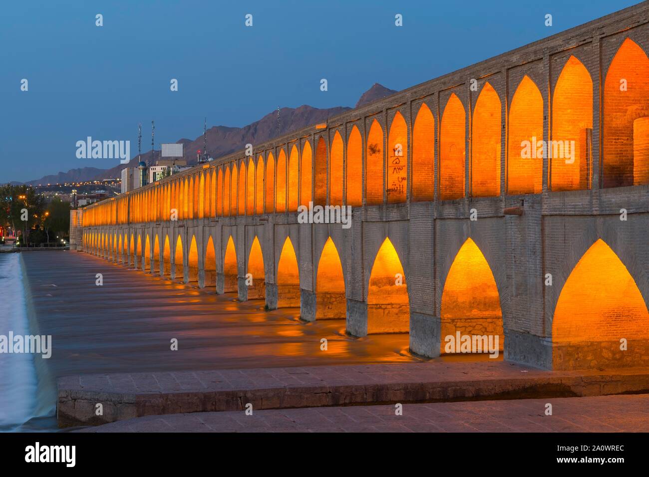 Allumé Si-O-se Pol Bridge ou Allah-Verdi Khan Bridge at Dusk, Ispahan, Iran Banque D'Images