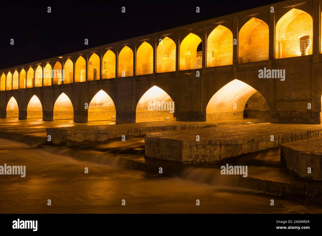 Allumé Si-O-se Pol Bridge ou Allah-Verdi Khan Bridge at night, Ispahan, Iran Banque D'Images