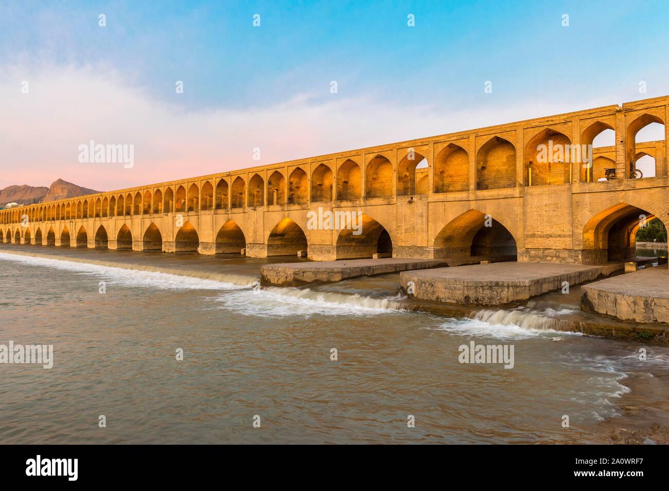Si-O-se Pol Bridge ou Allah-Verdi Zayande-Rud Khan Pont sur rivière, Esfahan, Iran Banque D'Images