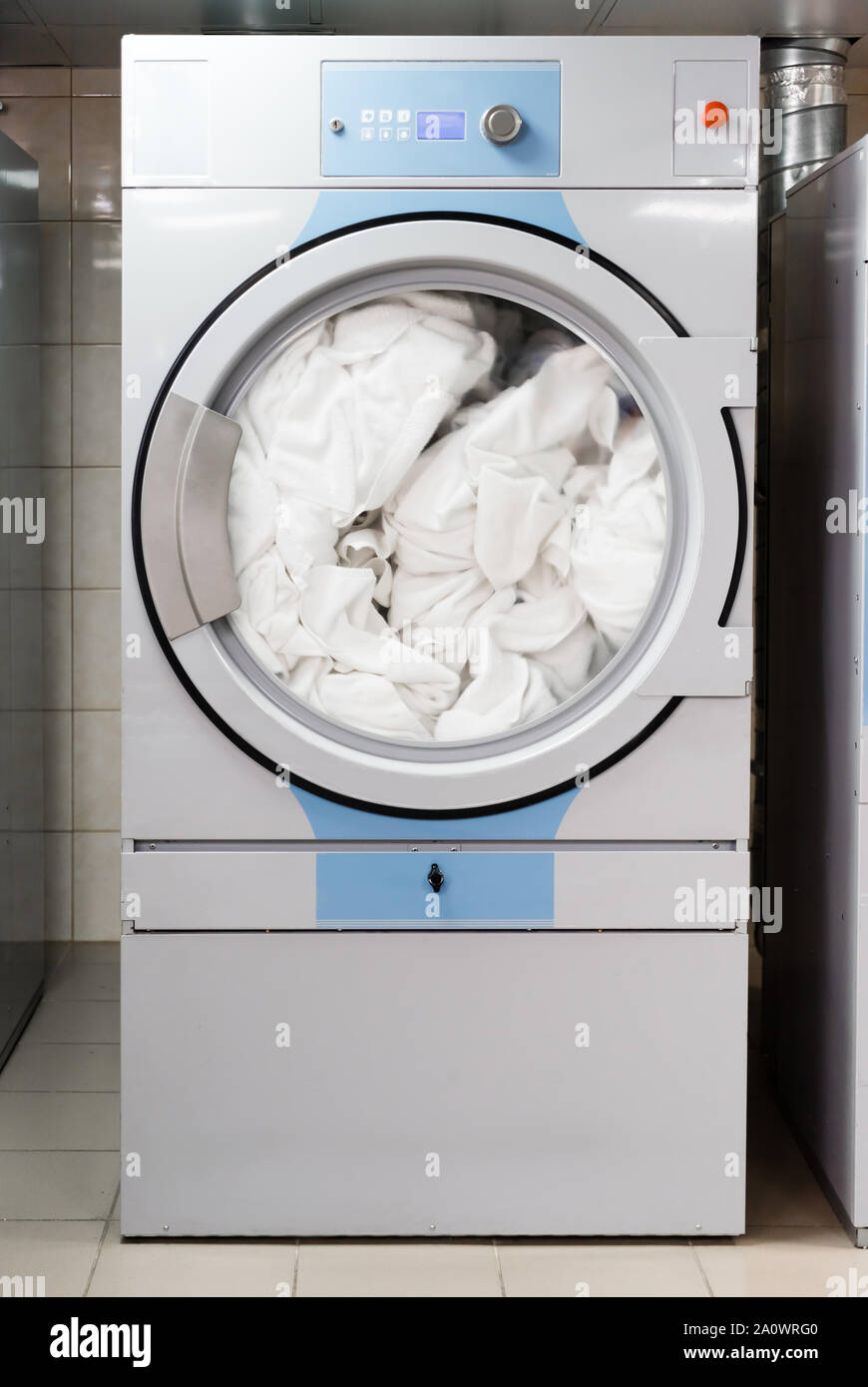 Des draps de lit blanc en machine à laver électrique de la blanchisserie  dans l'hôtel Photo Stock - Alamy