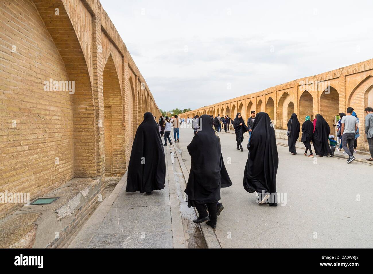 Les iraniens sur le Si-O-se Pol Bridge ou Allah-Verdi Khan Bridge, Ispahan, Iran Banque D'Images