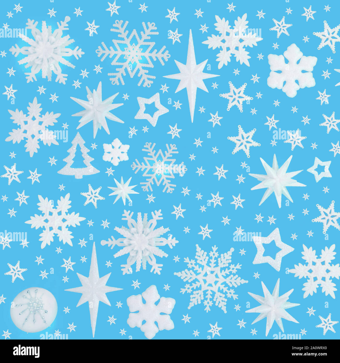 Fond de Noël avec des décorations babiole sur fond bleu pastel avec copie espace. Symboles traditionnels pour les fêtes. Banque D'Images