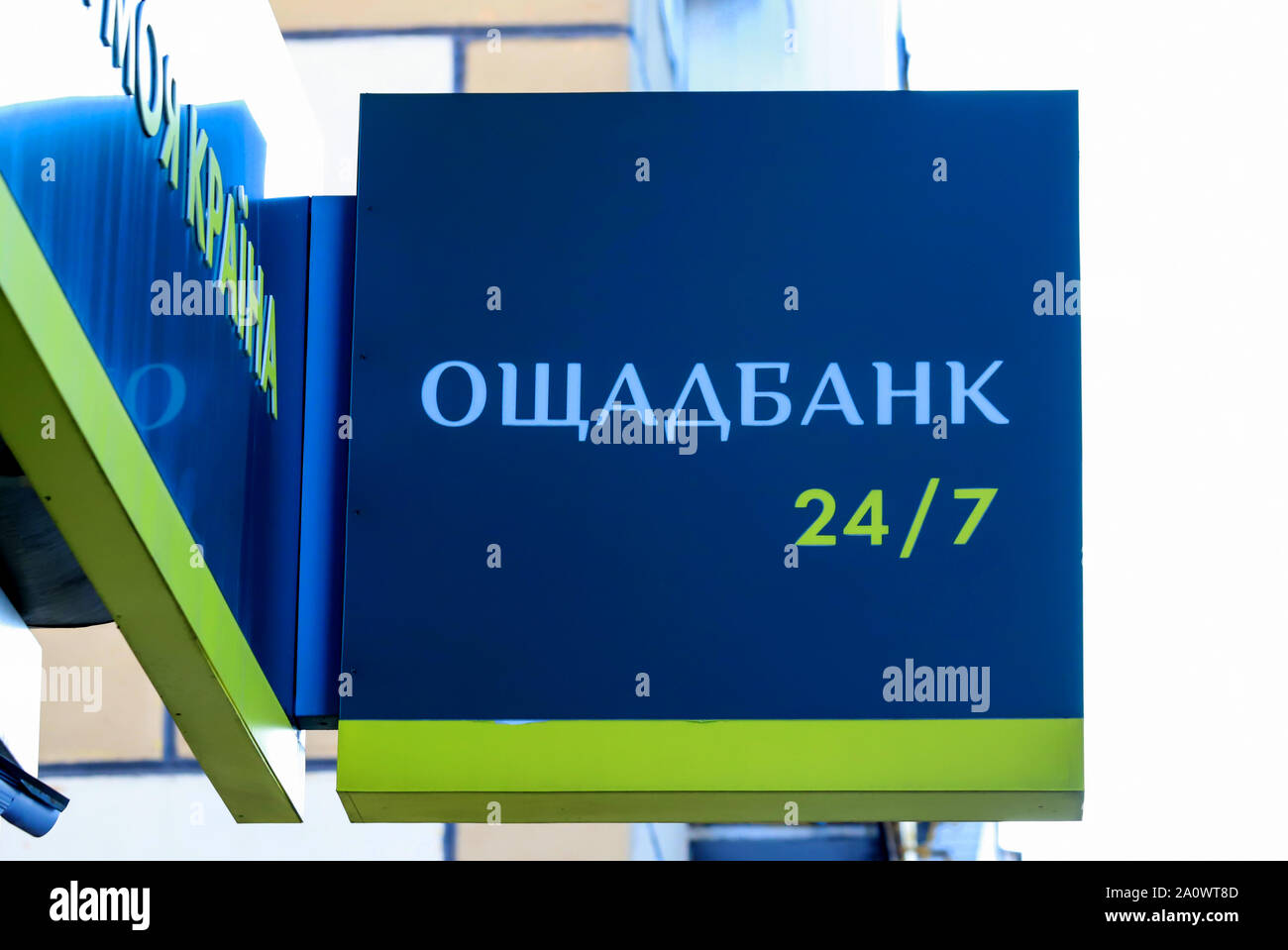Dnepr ville, Dnepropetrovsk, Ukraine, 11,29 en 2018. L'icône de l'état banque ukrainienne Oschad avec l'inscription Oschadbank 247 suspendu dans financial Banque D'Images
