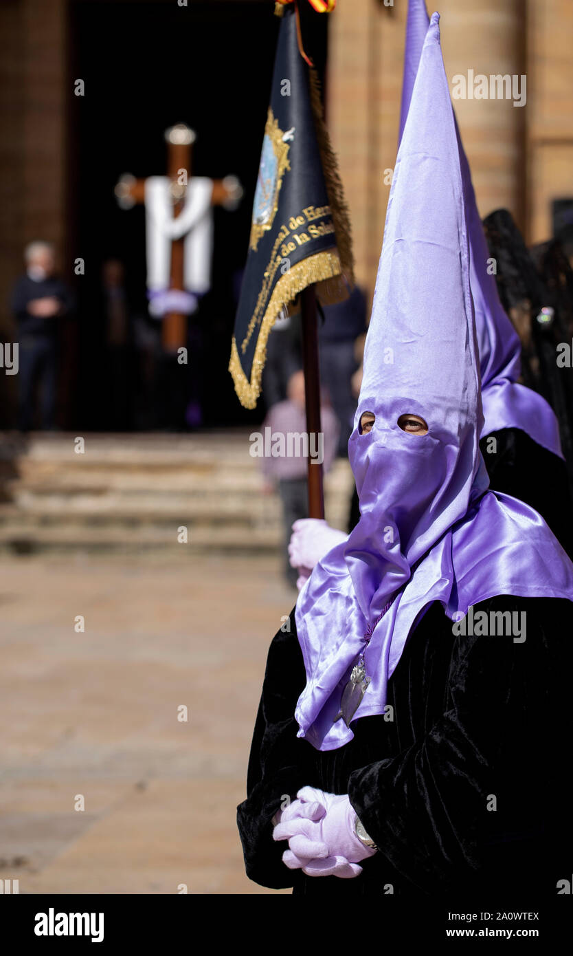 Personne à capuchon dans une procession, Semaine Sainte Banque D'Images