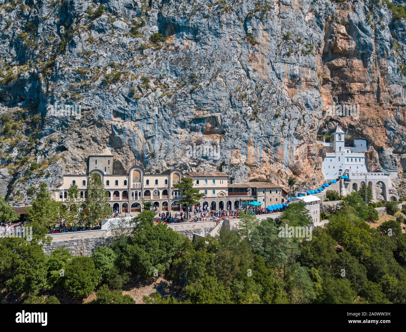 Vue aérienne du monastère d'Ostrog, Église orthodoxe serbe situé contre un fond de montagne vertical. Le Monténégro. Dédiée à saint Basile Banque D'Images