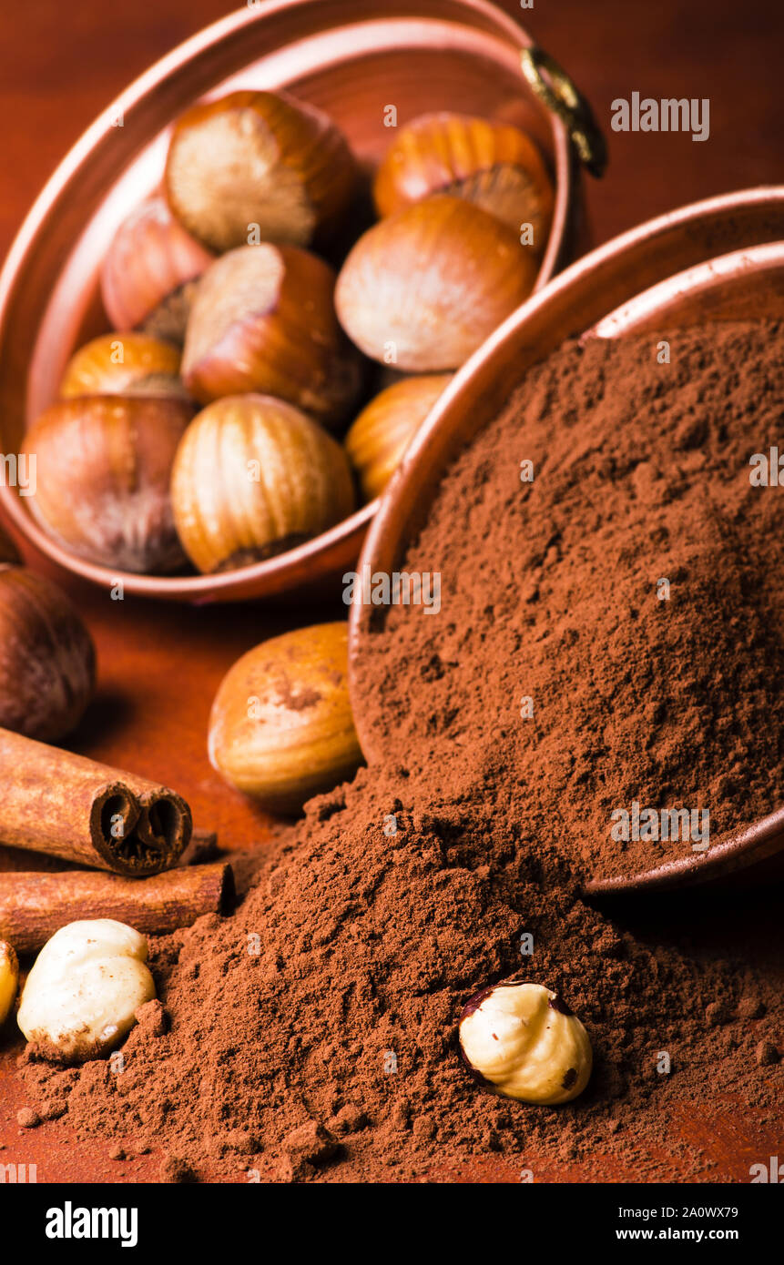 Gros plan du bol avec la poudre de cacao et de noisettes Banque D'Images