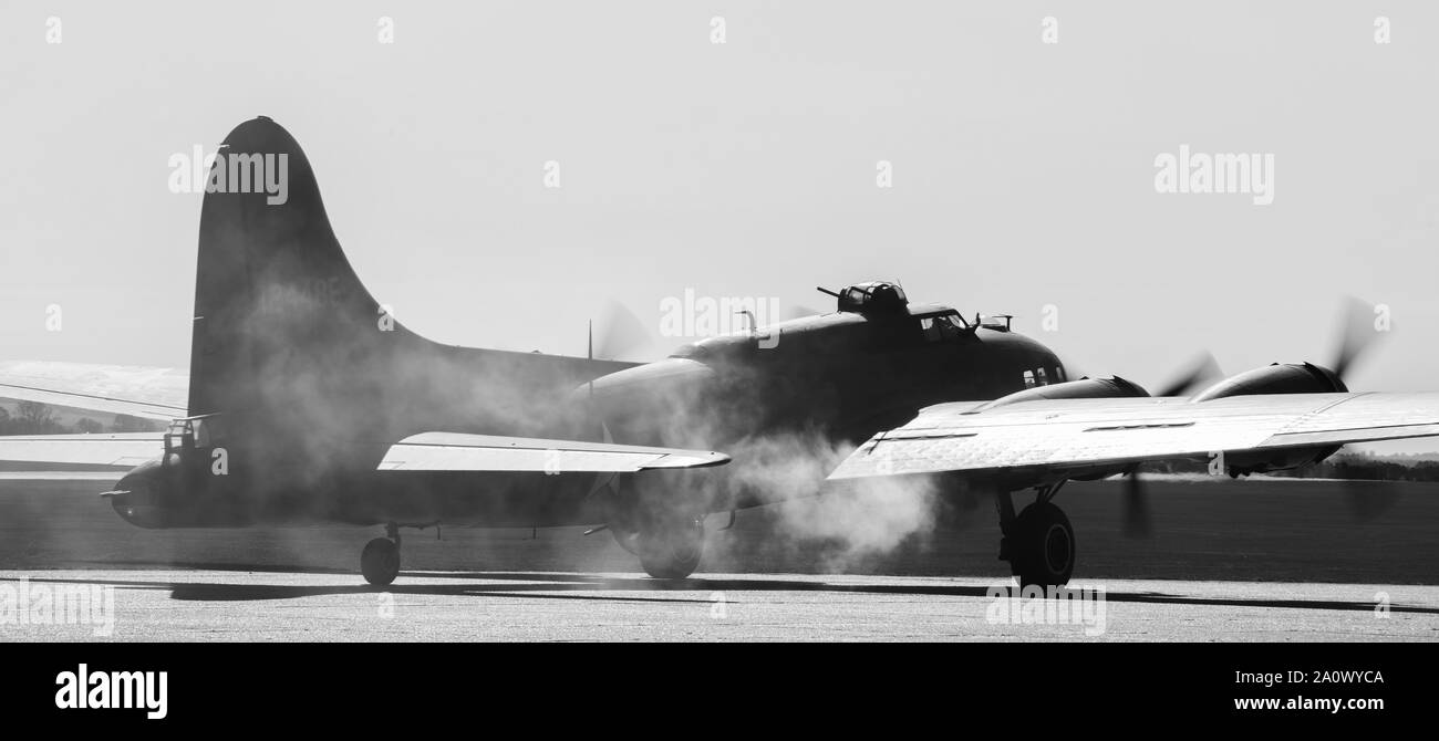 WW2 Boeing B-17 Flying Fortress 'Sally B' renvoie aux débris de l'affichage à l'IWM Duxford 2019 Spectacle aérien de la bataille d'Angleterre, Cambridgeshire, Angleterre, RU Banque D'Images